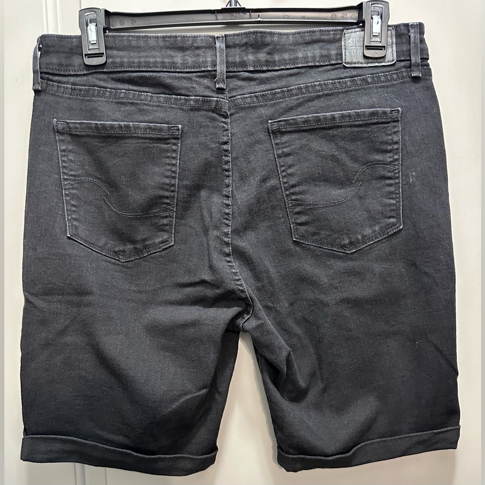 Signature by Levi Strauss Size 16 (33 W) Black Bermuda Shorts EUC - Picture 2 of 8